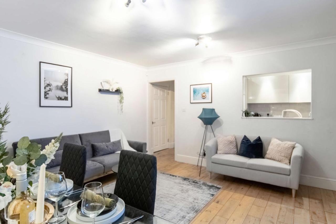 Chic Two Bed Garden Flat * London