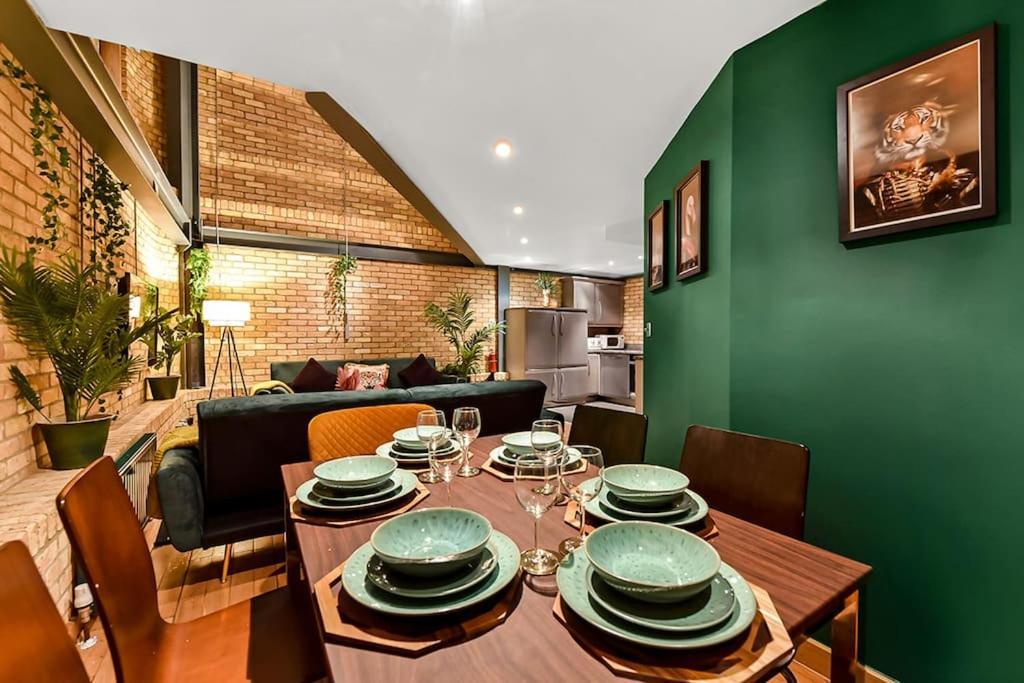 Apartment Spacious 2 Bed Urban Jungle Flat,