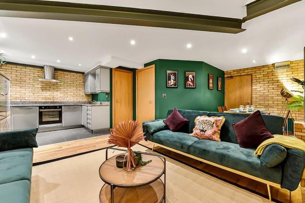 Spacious 2 Bed Urban Jungle Flat, *