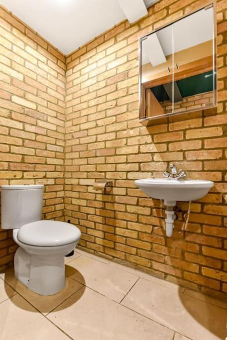 Spacious 2 Bed Urban Jungle Flat, Apartment *