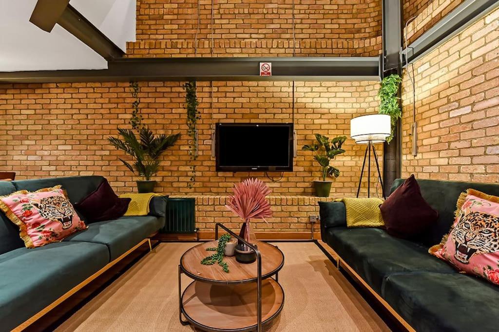 Spacious 2 Bed Urban Jungle Flat, Apartment London