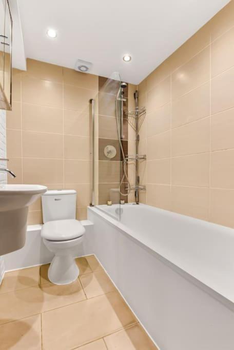 Spacious 2 Bed Urban Jungle Flat,