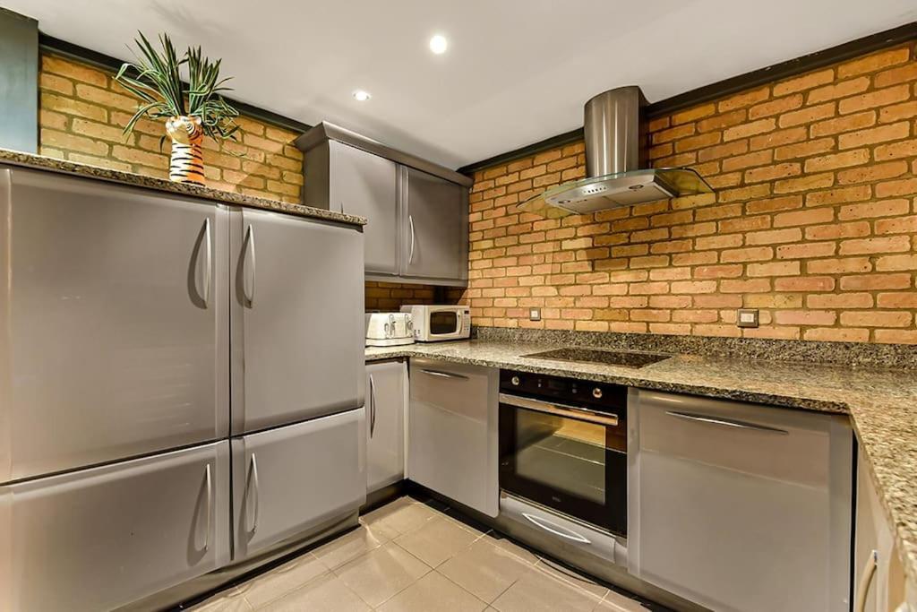 Spacious 2 Bed Urban Jungle Flat, Apartment London
