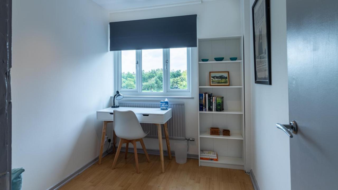 Bridge 3 Bedroom House With Reception Room, Office And Private Garden Ferienhaus