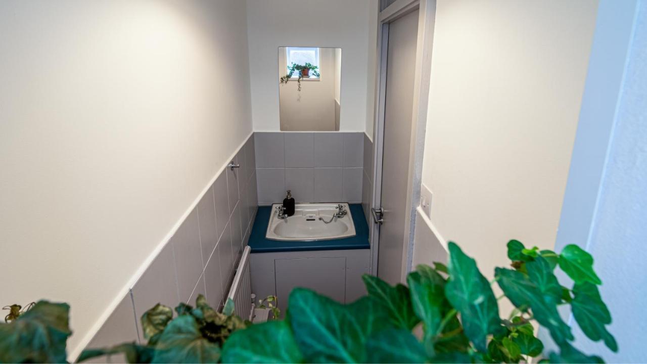 Bridge 3 Bedroom House With Reception Room, Office And Private Garden Ferienhaus *