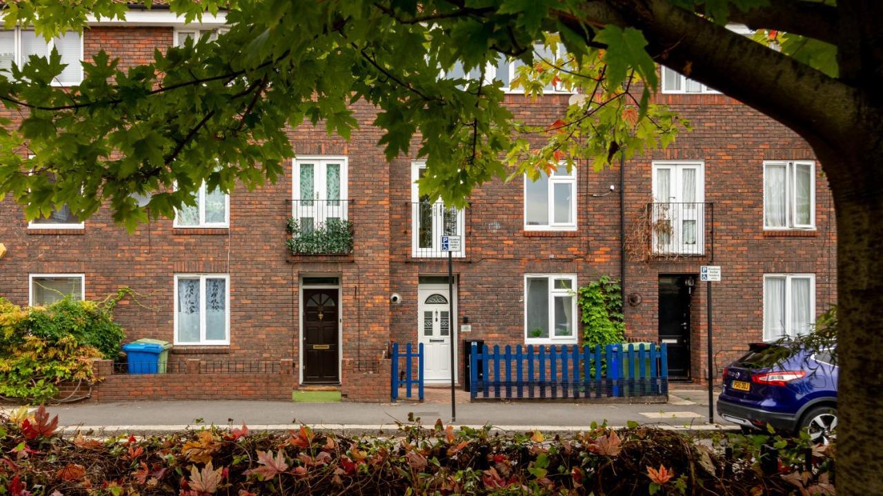 Bridge 3 Bedroom House With Reception Room, Office And Private Garden Ferienhaus London