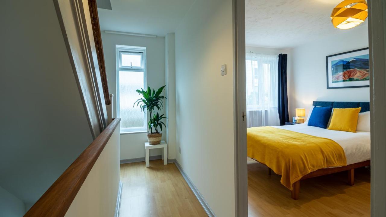 Bridge 3 Bedroom House With Reception Room, Office And Private Garden Ferienhaus