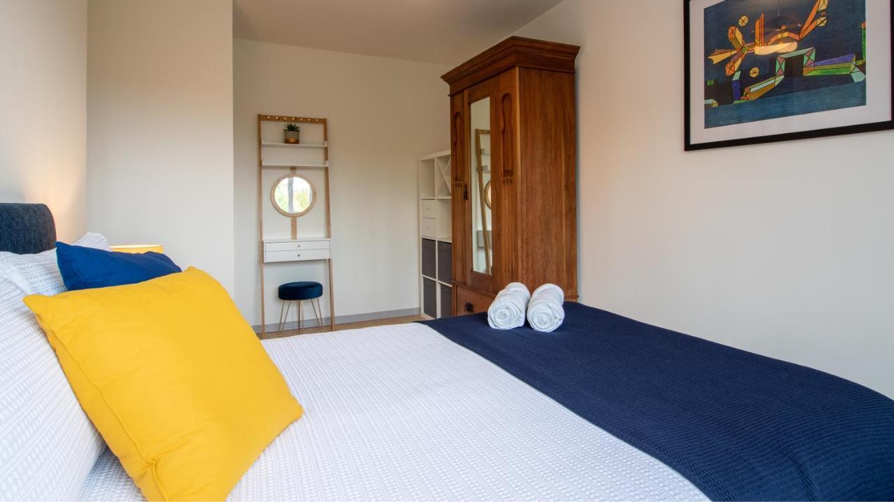 Bridge 3 Bedroom House With Reception Room, Office And Private Garden London