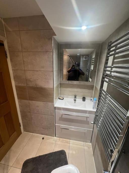 Apartamento 2 Bedroom In Hampdenrd Londres
