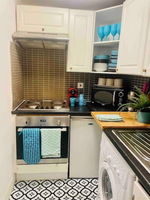 Cute 3 Bedroom Flat In Islington + Parking Apartment