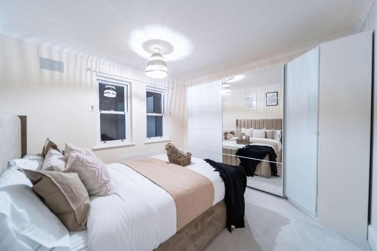 Chic Two Bed Garden Flat * London