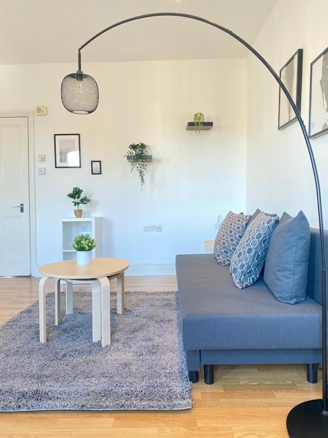Apartamento Charming & Bright 2-bed Apt Close To Station Londres