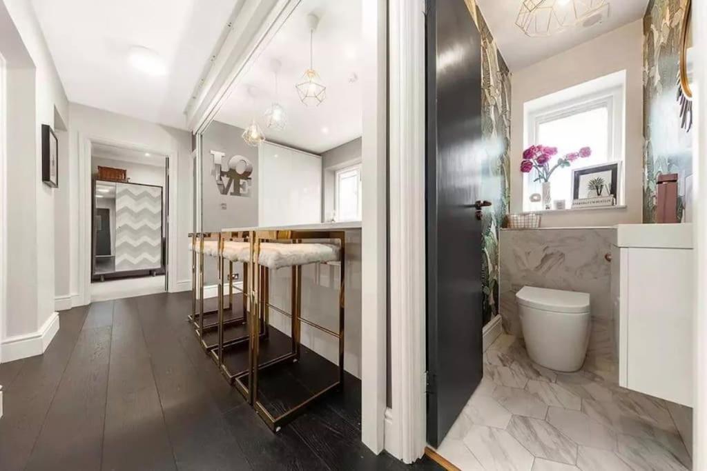 Location In - Kings Road 3-bed With Terrace, Ac & Netflix Apartment