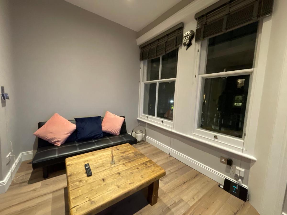 Apartment Modern & Elegant Central Two Minutes From Train Station