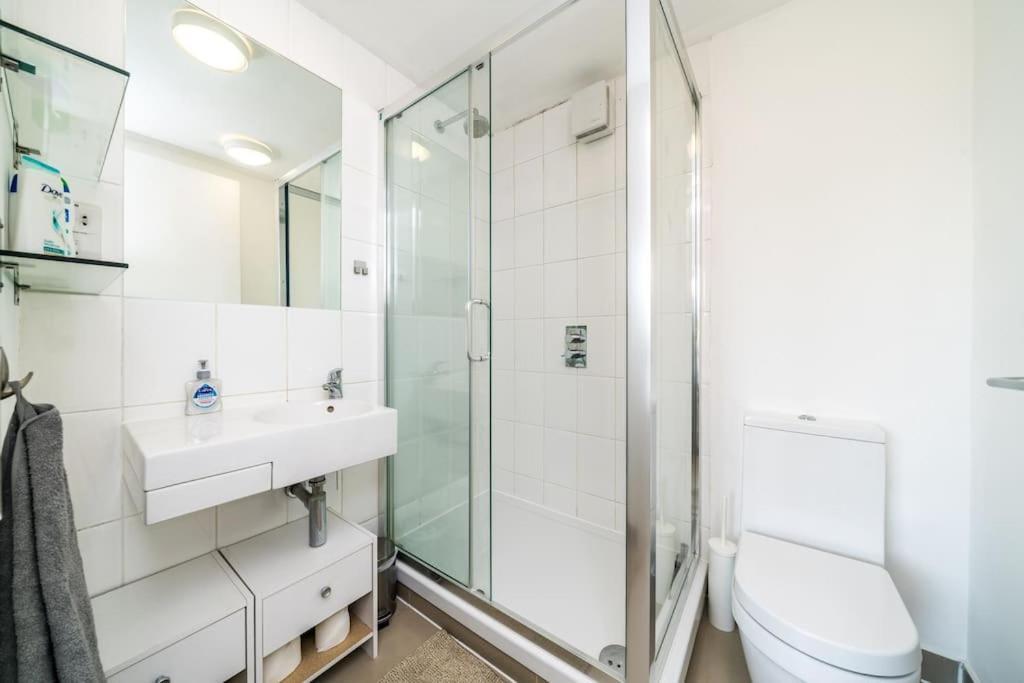 2-bed 2-bath Flat Around The Corner From Portobello Market * London