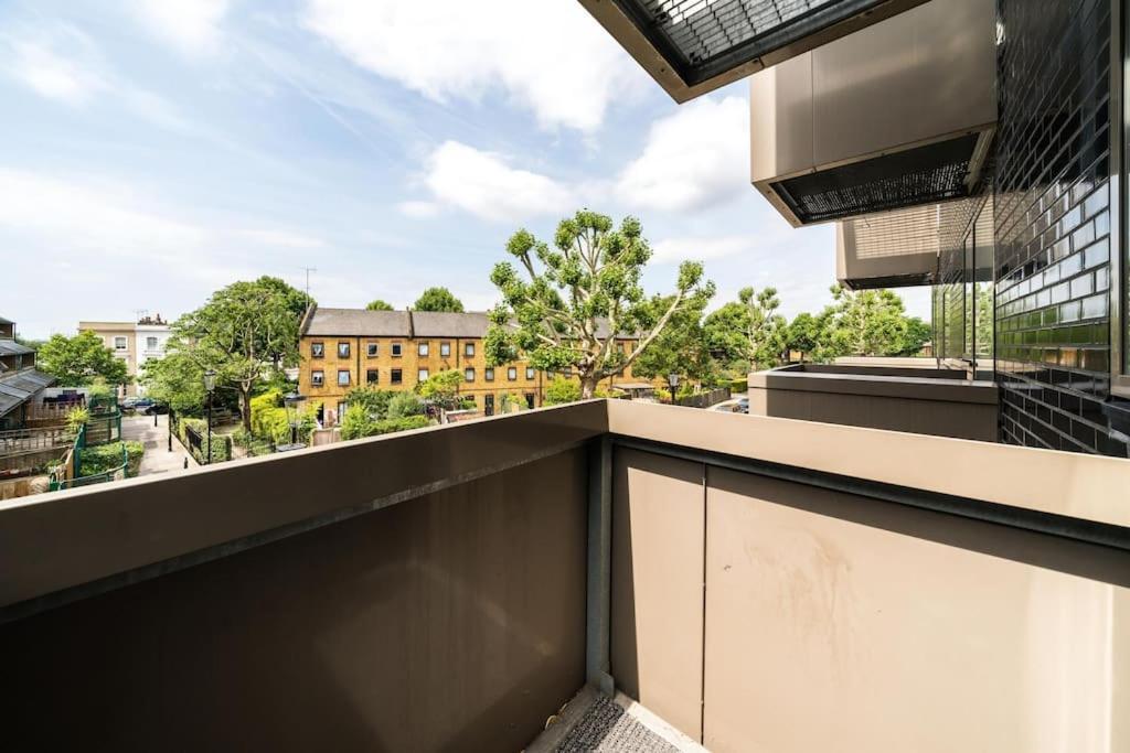 Apartamento 2-bed 2-bath Flat Around The Corner From Portobello Market *