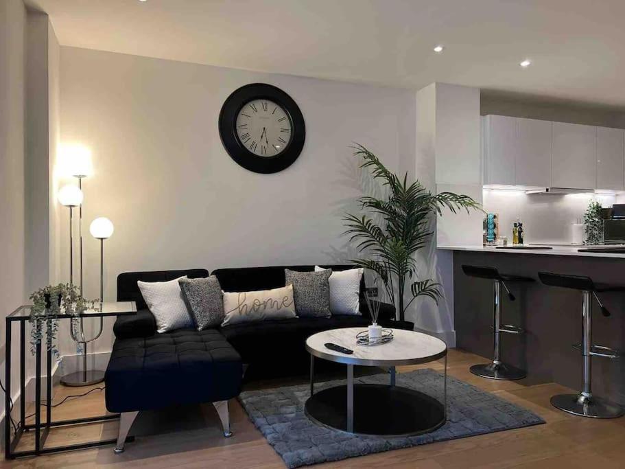Beautiful In Wembley Apartment *