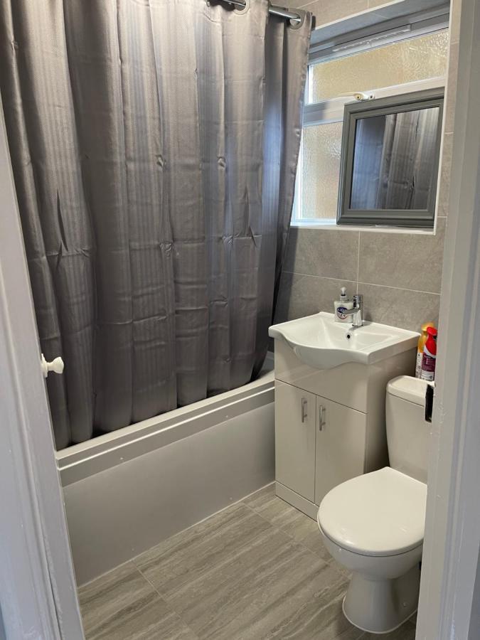 Entire Lovely 2 Bedroom With Private Garden & Free Street Parking Apartment