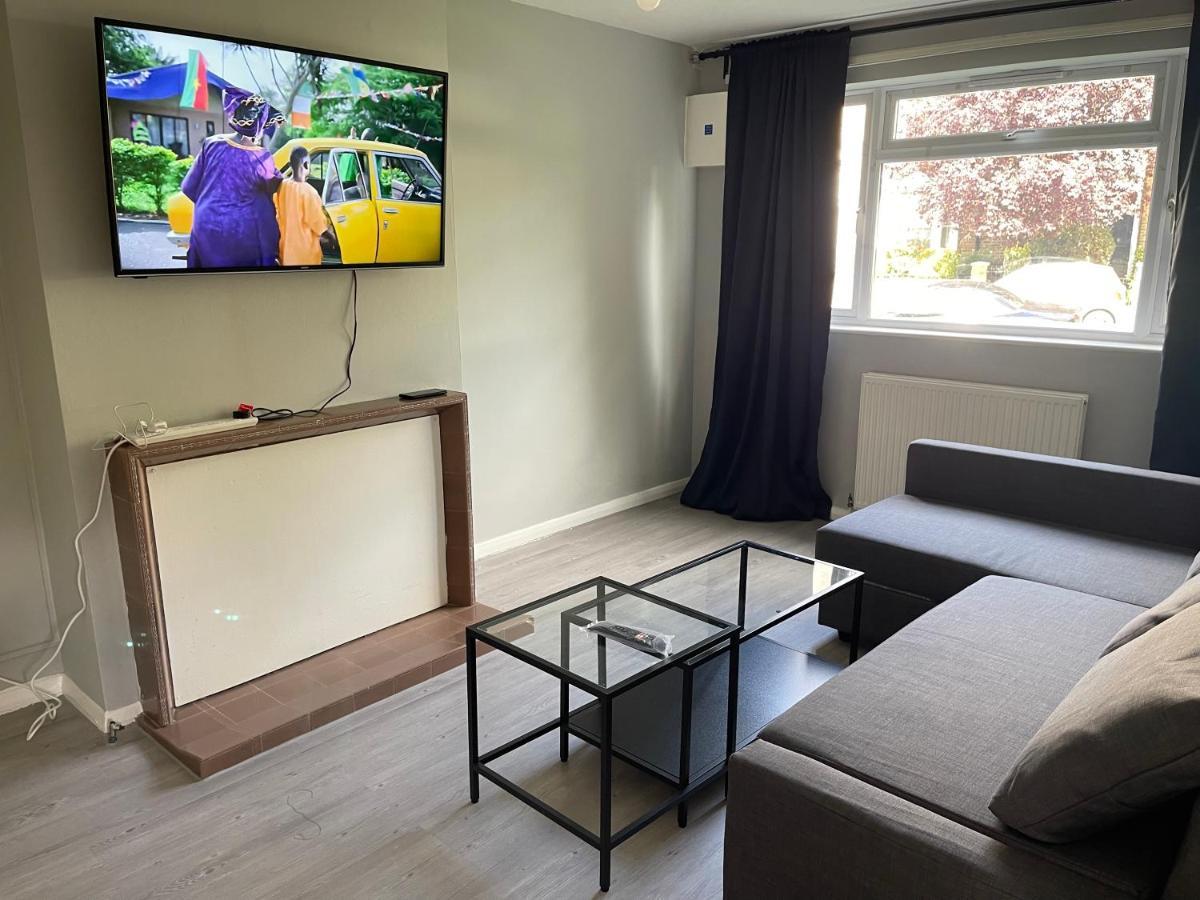 Entire Lovely 2 Bedroom With Private Garden & Free Street Parking Apartment London