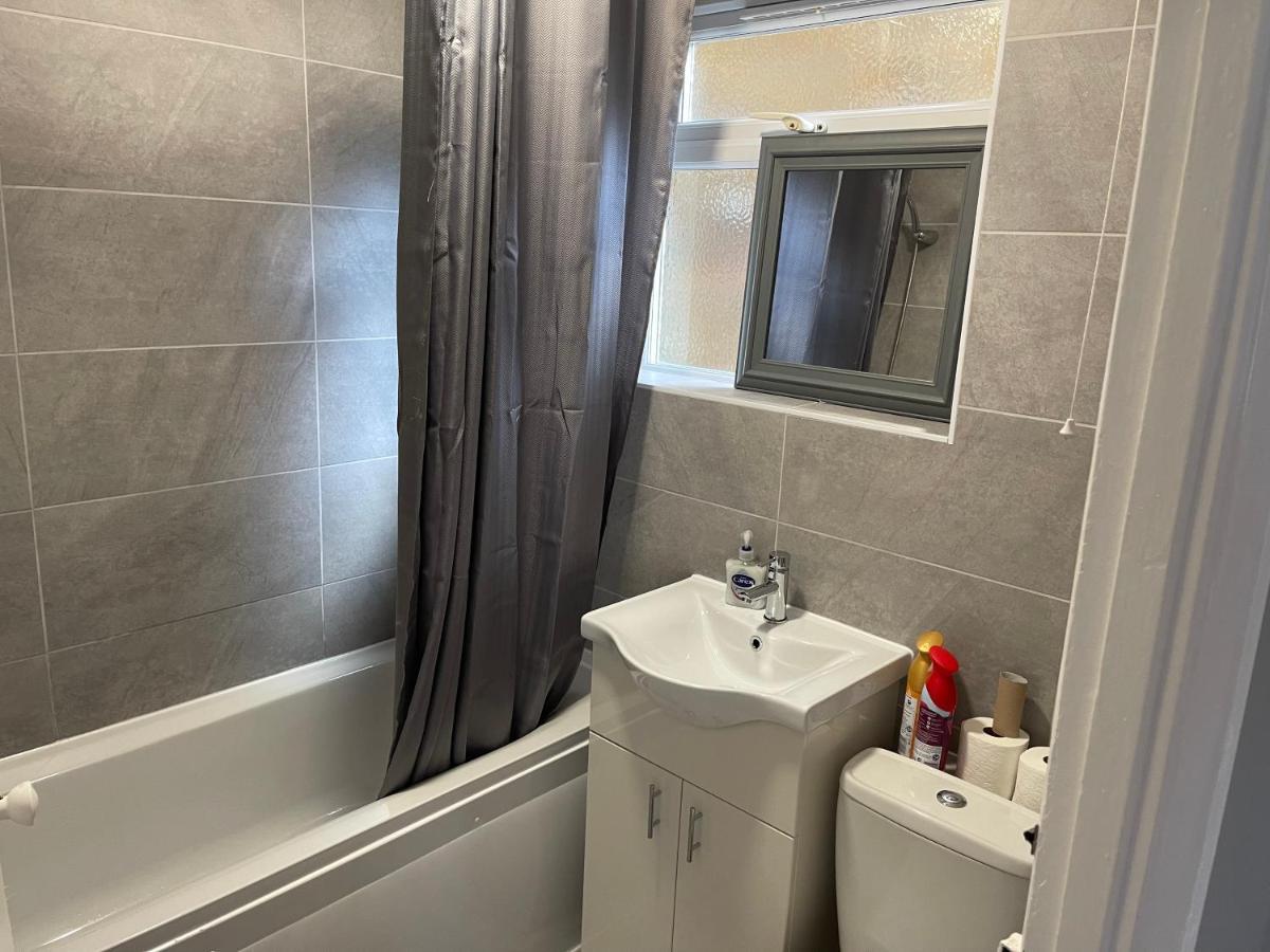 Entire Lovely 2 Bedroom With Private Garden & Free Street Parking Apartment *
