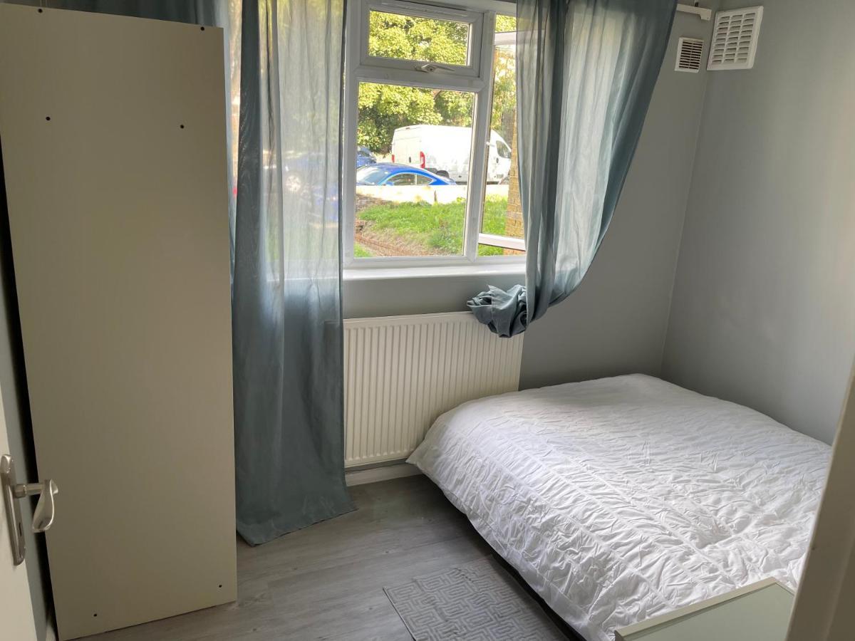 Entire Lovely 2 Bedroom With Private Garden & Free Street Parking Apartment London