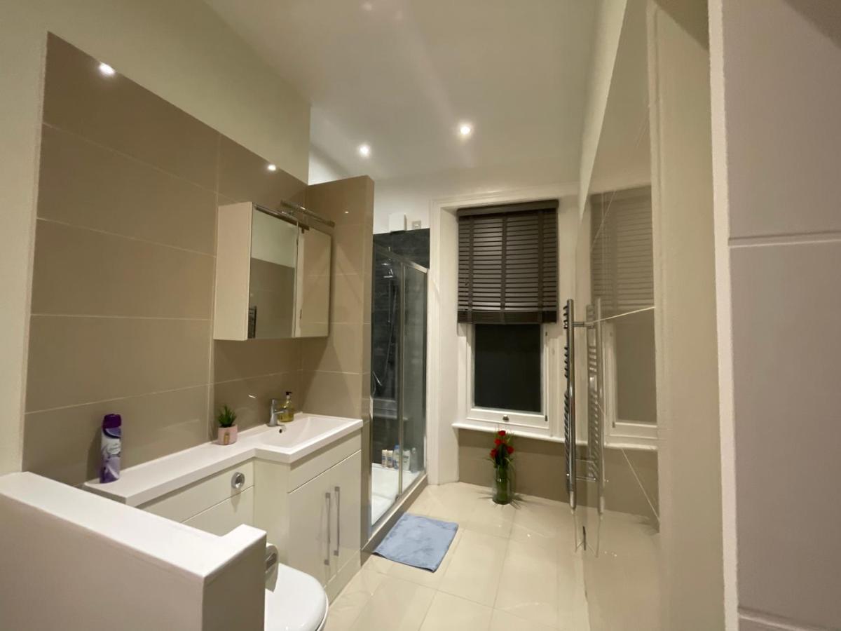 Apartment Modern & Elegant Central Two Minutes From Train Station *