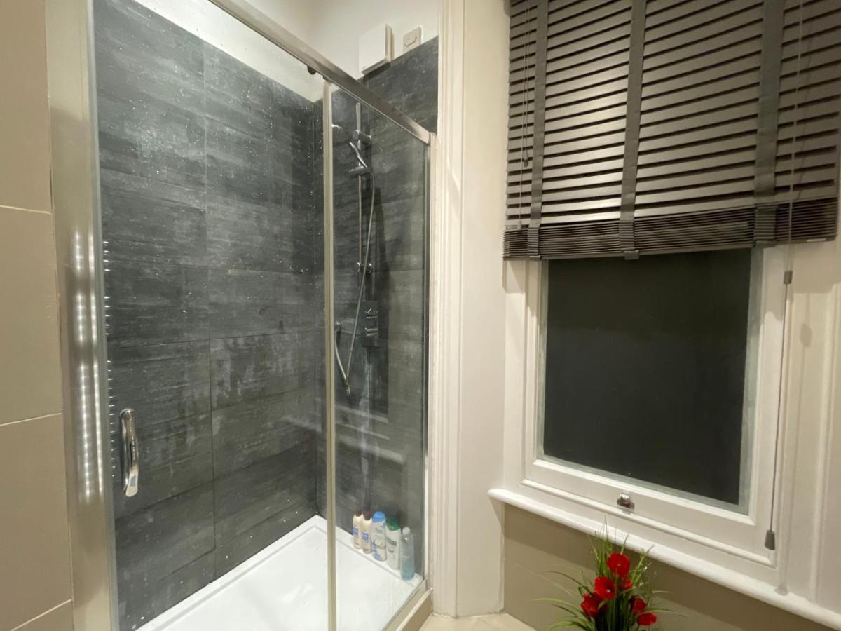Modern & Elegant Central Two Minutes From Train Station Apartment