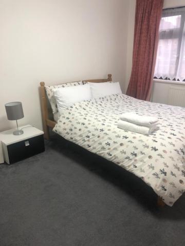 Flat: Quick Access, Refurbished 3-bed Near Station London