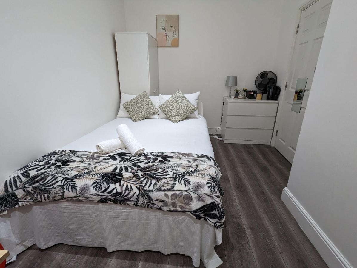 Mile End- Prime Location Guest house *