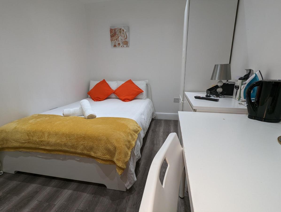 Mile End- Prime Location Guest house *