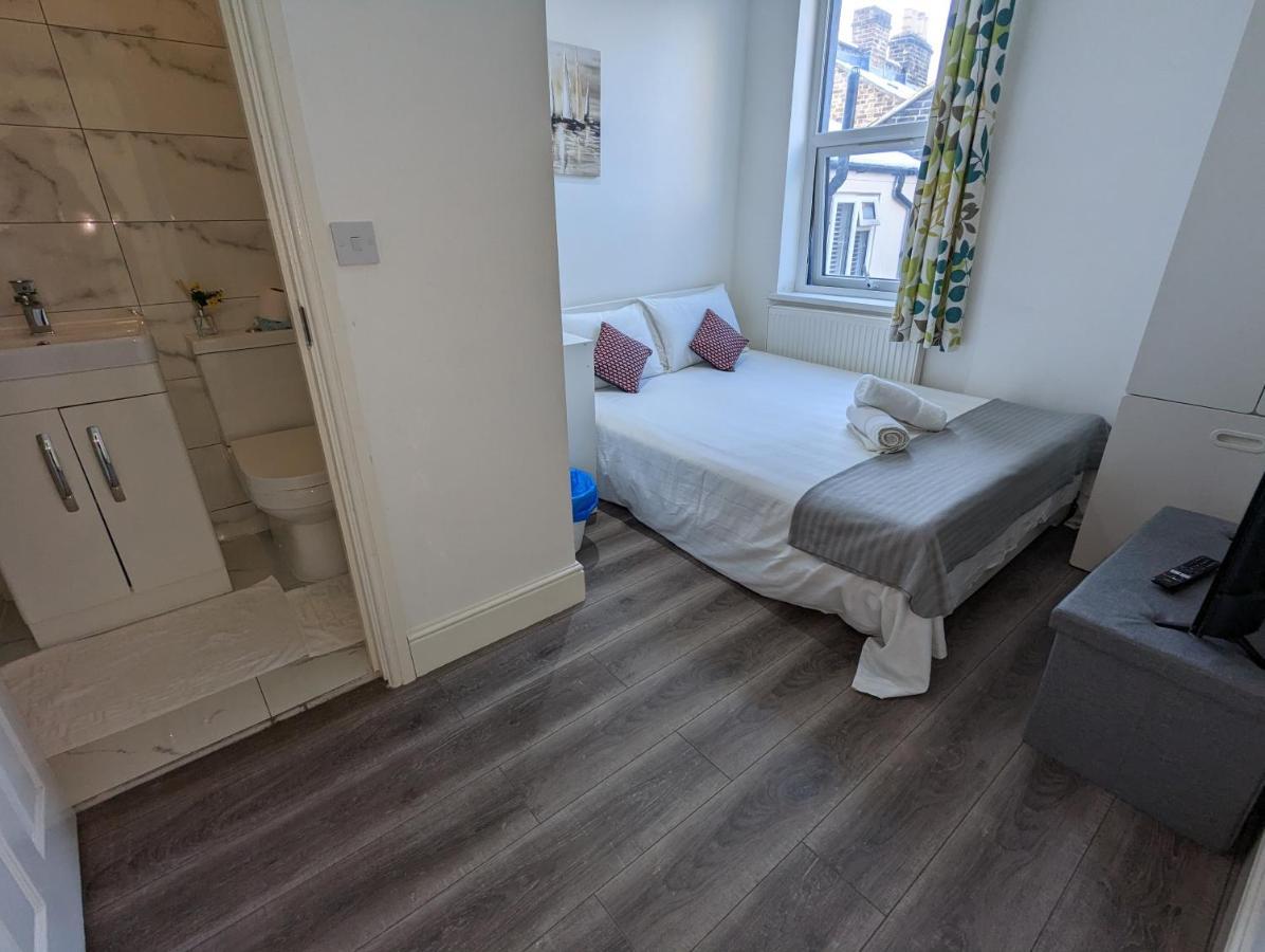Mile End- Prime Location Guest house *