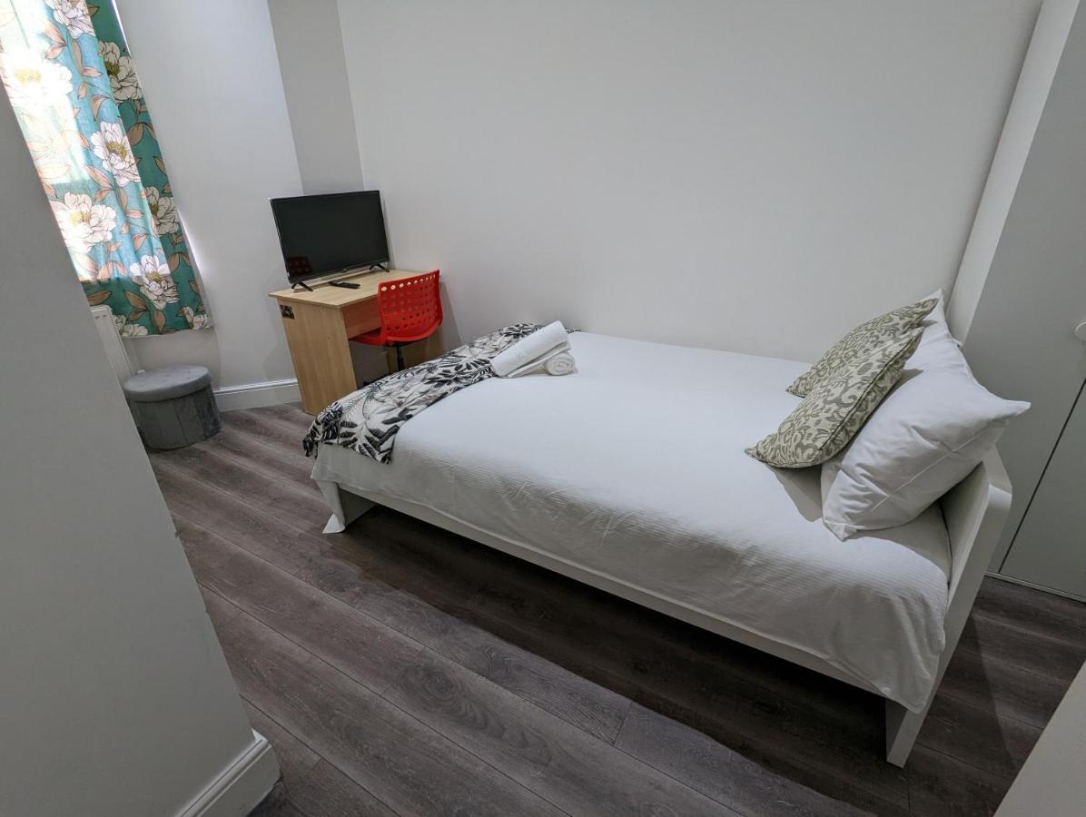 Mile End- Prime Location Guest house *
