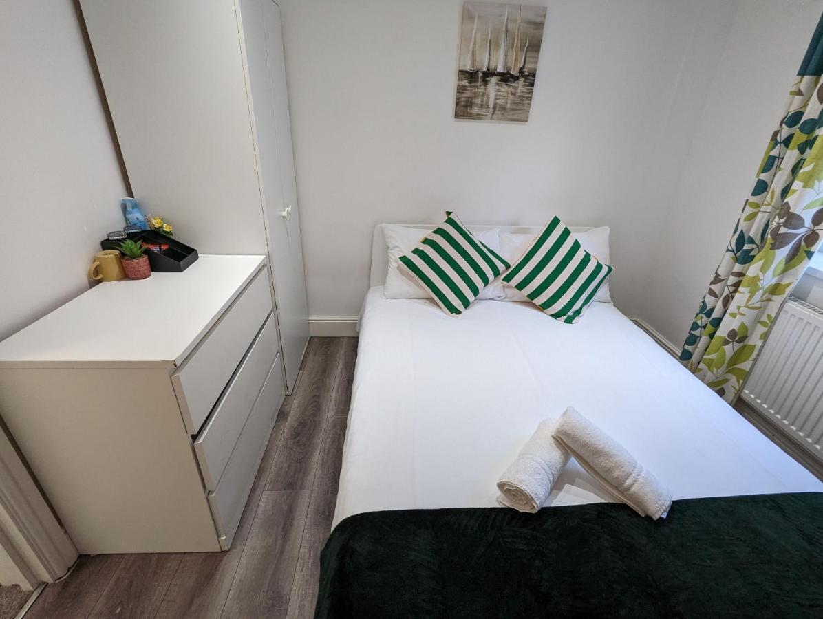 Mile End- Prime Location Guest house *