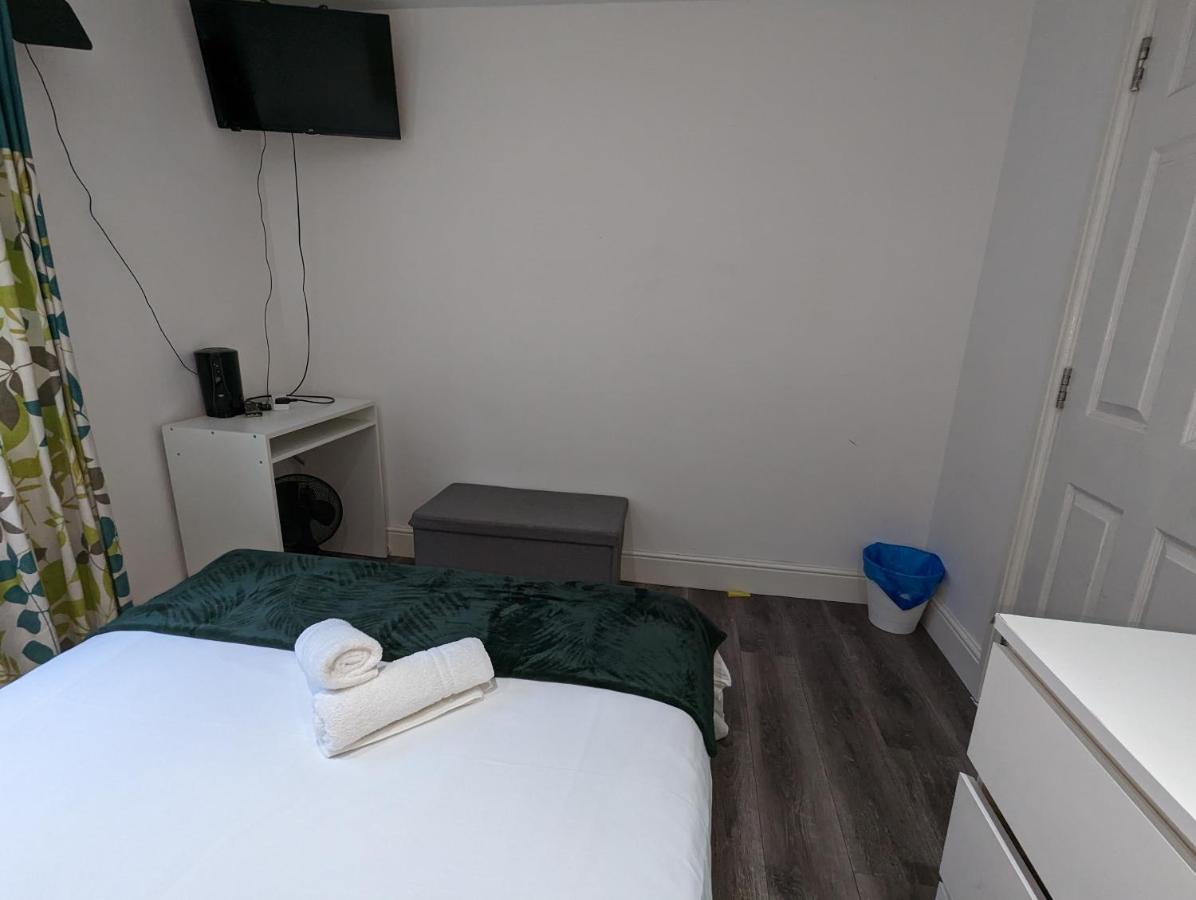 Mile End- Prime Location Guest house *