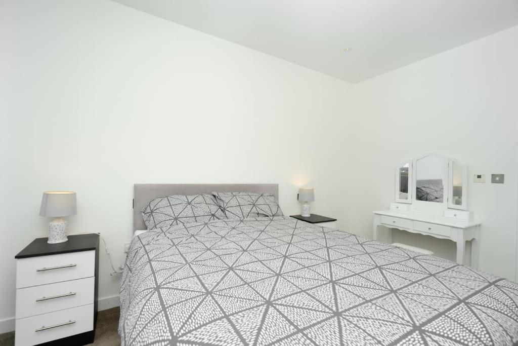 Modern 1-bed Aldgate East * London