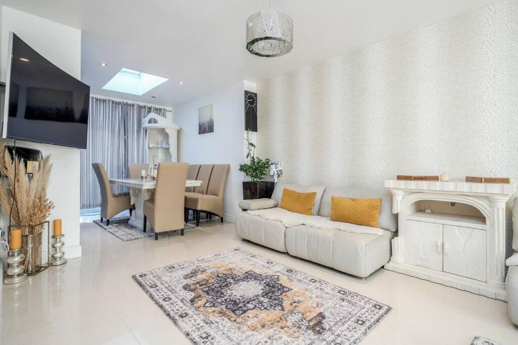 Spacious 5 Bed, 2 Bathrooms House With A Private Garden Ferienhaus *