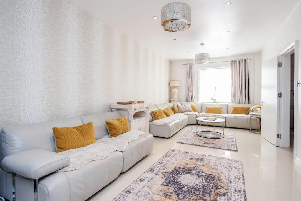 Spacious 5 Bed, 2 Bathrooms House With A Private Garden Ferienhaus London