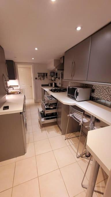 Spacious 2 Bedroom Flat In Baker Street Apartment London