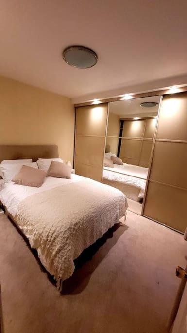 Spacious 2 Bedroom Flat In Baker Street Apartment *