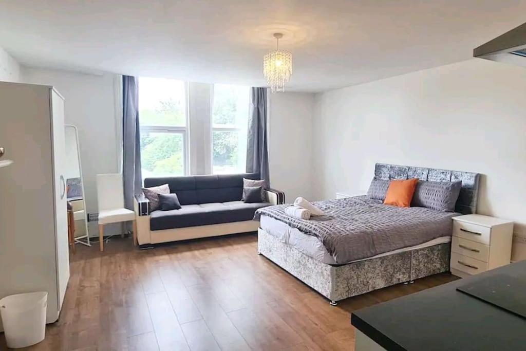 Private Spacious Studio Ealing 2 Mins From Tube
