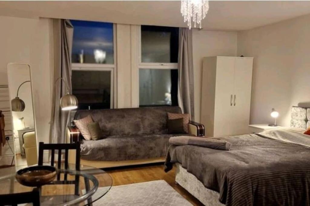 Apartment Private Spacious Studio Ealing 2 Mins From Tube
