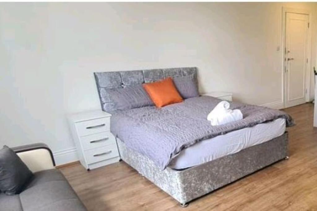 Private Spacious Studio Ealing 2 Mins From Tube Apartment London