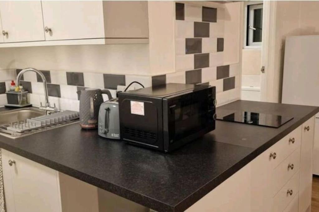 Private Spacious Studio Ealing 2 Mins From Tube