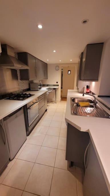 Spacious 2 Bedroom Flat In Baker Street Apartment *