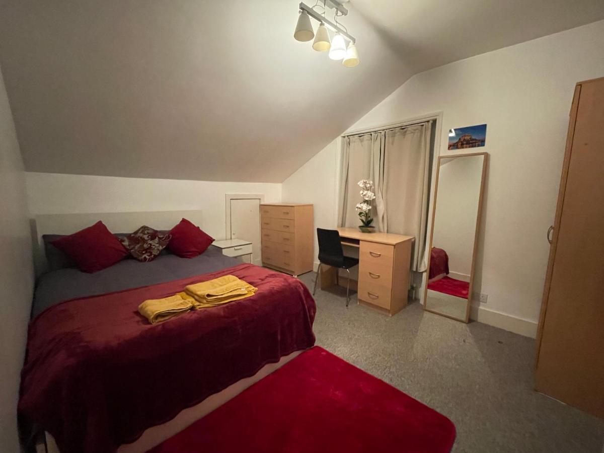 Cozy & Spacious 2 Mins Away From Train Station * London