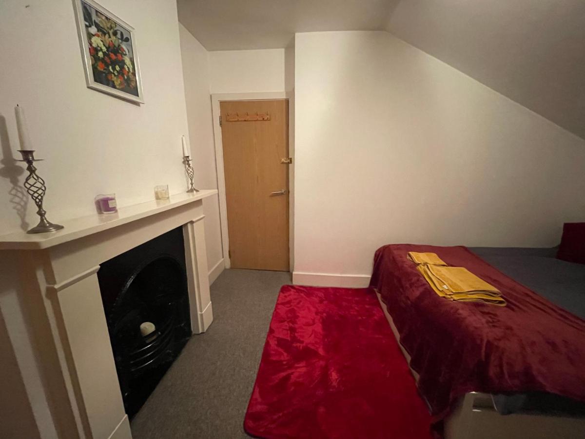 Homestay Cozy & Spacious 2 Mins Away From Train Station *