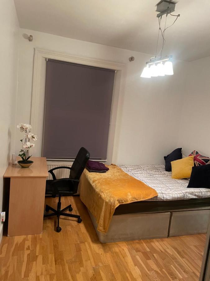 Cozy & Spacious 2 Mins Away From Train Station London