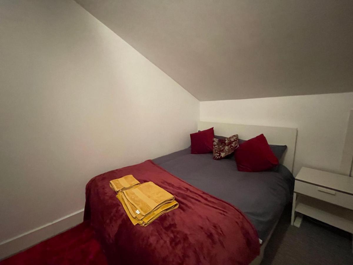Cozy & Spacious 2 Mins Away From Train Station