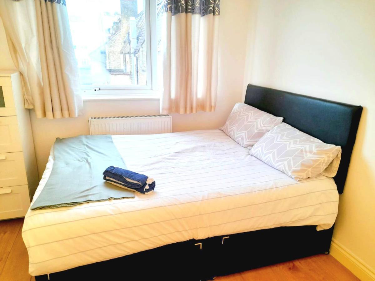 Apartamento 6 Bed House 3 Bathrooms Good Transport Links To London, Free Parking Londres