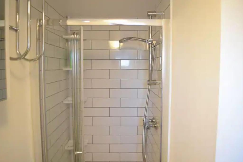 Spacious 1 Bedroom W/ Outdoor Terrace London